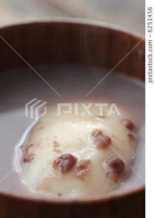 用煮熟的年糕熬成的溫甜紅豆湯 6251456
