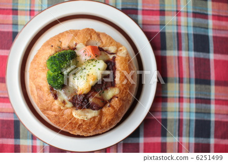 牛肉燉麵包配大塊食材 暖心燉麵包 6251499