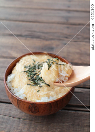 用筷子將調味好的山藥碎米盛入木盤中 6251500