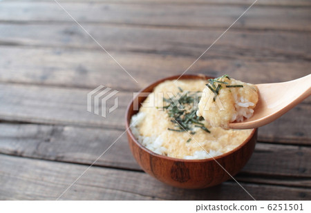 用筷子將調味好的山藥碎米盛入木盤中 6251501