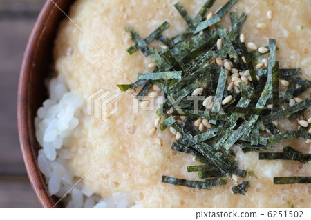 用木盤盛裝的調味山藥碎米飯 6251502