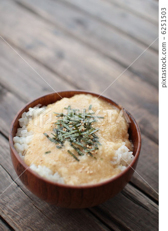 Seasoned grated yam rice served in wooden dish 6251503