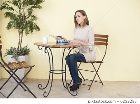 讀雜誌的白人婦女在咖啡館 6252285