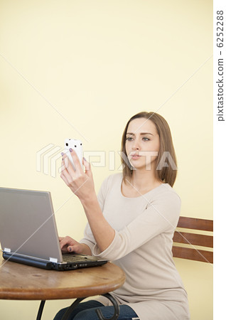 操作膝上型計算機和智能手機的白夫人在咖啡館 6252288