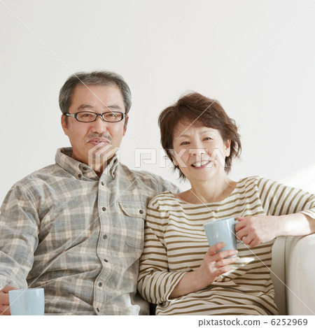 微笑對沙發的資深夫婦 6252969