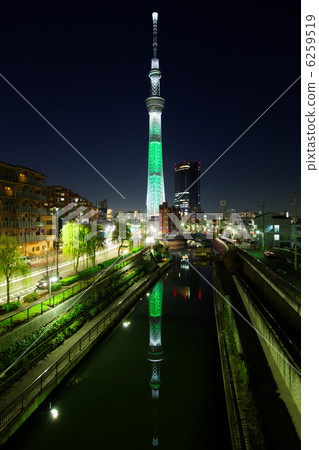 東京天空樹的聖誕節點亮了·白色樹和風景在河反射了 東京天空樹的聖誕節點亮了·白色樹和風景在河反射了 6259519