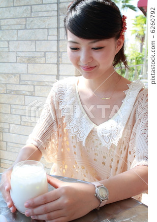 自然的女孩 自然的女孩 6260792