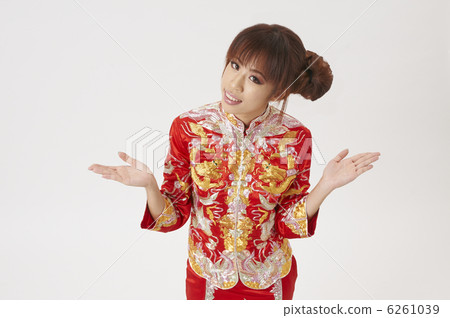 一位穿著中國服裝的年輕女士 6261039