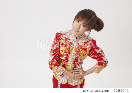 一位穿著中國服裝的年輕女士 6261041