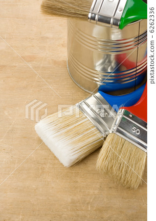 paintbrush and can on wood paintbrush and can on wood 6262336