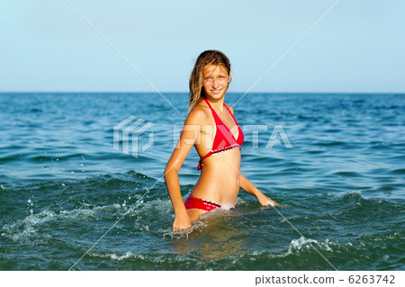 Smiling teen girl 6263742