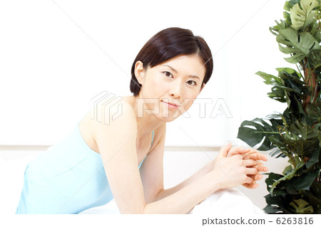 家庭護理女性 6263816