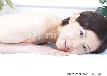 Women who receive esthetic 6265819