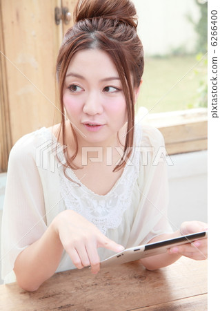 操作眼墊的女性 6266400