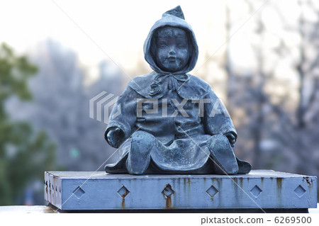 Blue eyed figure figure Blue eyed figure figure 6269500