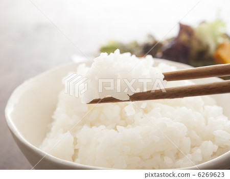 剛煮好的白飯和拿著筷子的手(日本家庭料理的圖片) 剛煮好的白飯和拿著筷子的手(日本家庭料理的圖片) 6269623