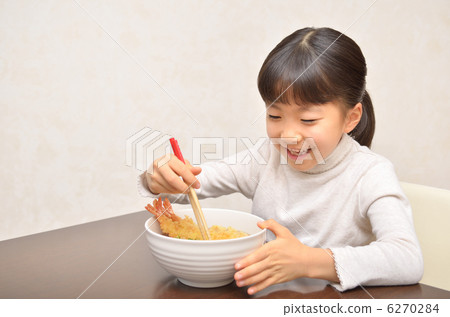 吃天婦羅烏冬面的女孩 6270284
