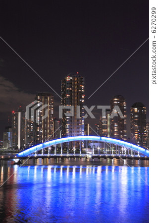 永久性橋樑以藍寶石藍色點亮 6270299