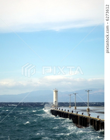 Waves to beat on the lighthouse 6273612