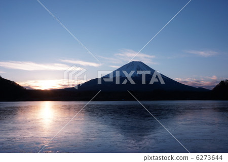 The first sunrise of Lake Sekine 2013.1.1 6273644