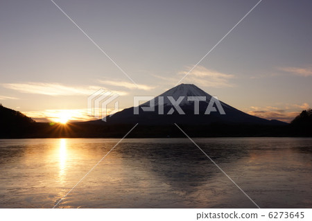 The first sunrise of Lake Sekine 2013.1.1 6273645