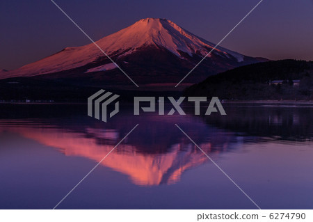 來自山中湖村平原的紅山富士山 來自山中湖村平原的紅山富士山 6274790