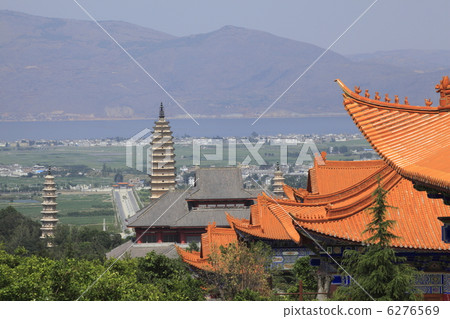 從三座塔Sanjoji寺廟的看法 從三座塔Sanjoji寺廟的看法 6276569
