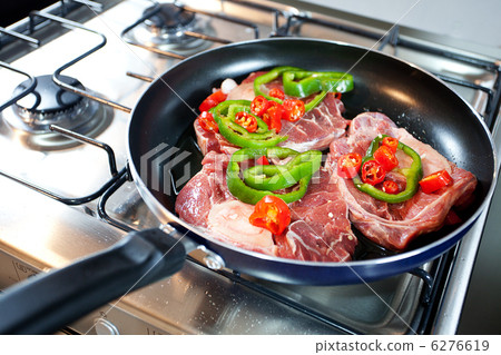 steak with red and green peppers in a pan 6276619