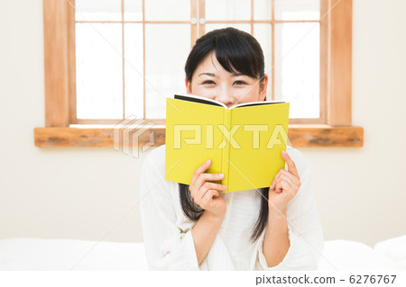 一個女人在床上看書 6276767