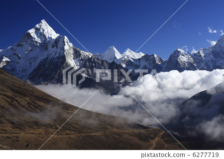 From Tukra Pass toward Amadabram and Tamselk 6277719