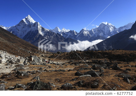 From Tukra Pass toward Amadabram and Tamselk 6277752