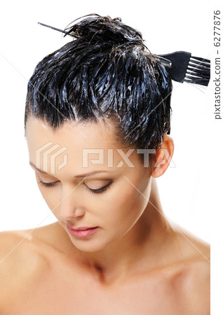 woman coloring  her hairs 6277876