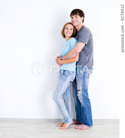 Couple in casuals in empty room 6278412