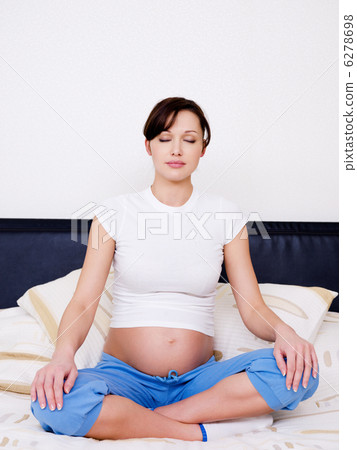 pregnant woman meditating pregnant woman meditating 6278698