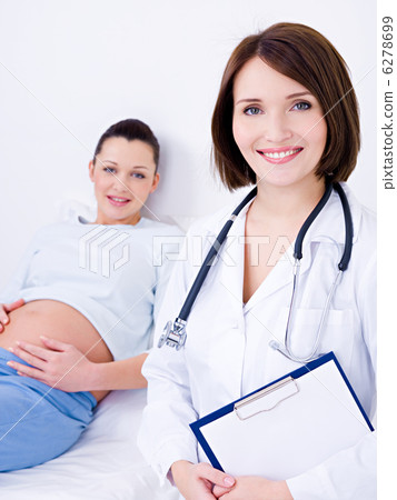doctor with pregnant woman doctor with pregnant woman 6278699