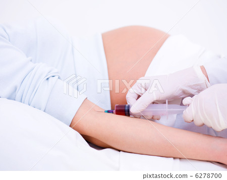 Doctor takes blood on the analysis 6278700