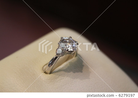 Diamond ring 6279197