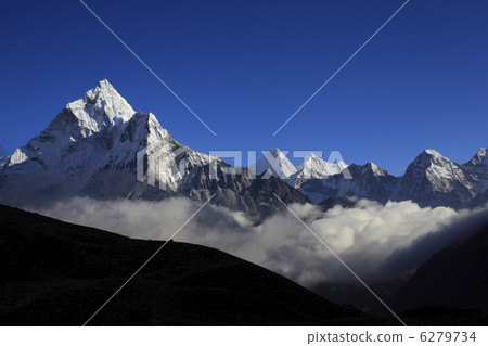 From the Tukula Pass the mountains in the direction of Amada Abram 6279734