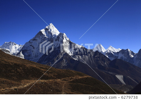 The mountains in the direction of Amada Abram from Tukula 6279738