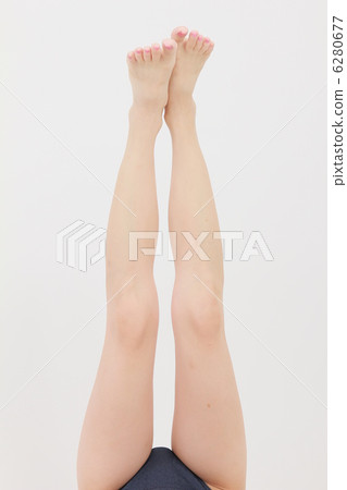 年輕女性的雙腿 年輕女性的雙腿 6280677