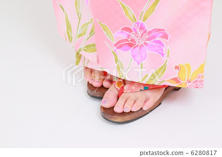 女人的腳穿著粉紅色的浴衣 6280817