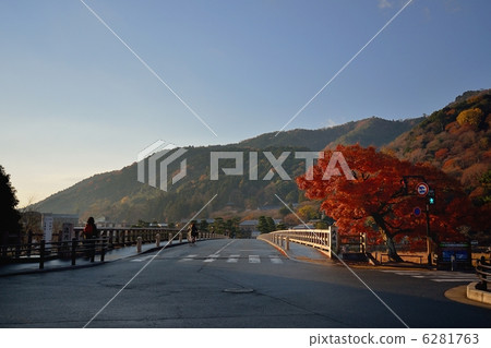 在早上的渡月橋 在早上的渡月橋 6281763