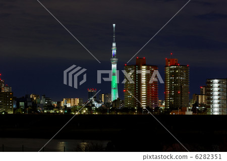 來自Fan Ohashi聖誕節點亮東京天空樹·白樹和建築街道的燈光 來自Fan Ohashi聖誕節點亮東京天空樹·白樹和建築街道的燈光 6282351