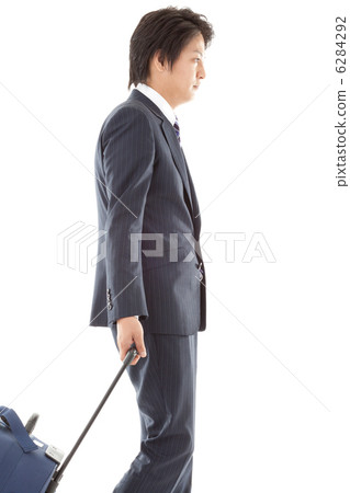 在商務旅行的一個年輕商人 在商務旅行的一個年輕商人 6284292