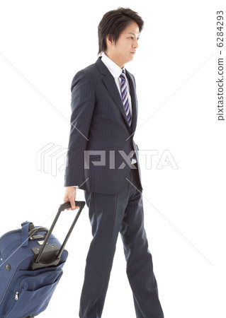 在商務旅行的一個年輕商人 在商務旅行的一個年輕商人 6284293