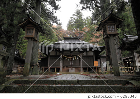 Higashi shrine in late autumn Higashi shrine in late autumn 6285343