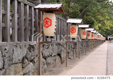 Izumo Taisha，一個帶有木工藝的燈籠，牆壁劃分了區域 6286475