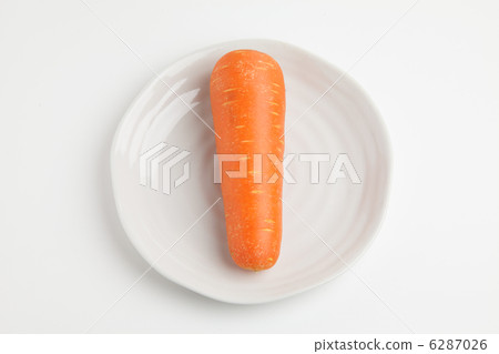 Carrots and plates 6287026