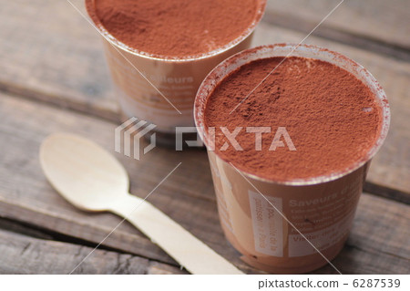 Homemade rich chocolate mousse 6287539
