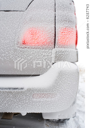 back part of car in winter 6287743